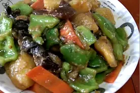 今天做一个香菇炒土豆，有大青椒，木耳，胡萝卜。视频封面