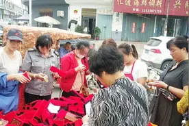 农村大哥投资10万摆地摊卖玉石饰品，只卖10元一件，一天能赚多少