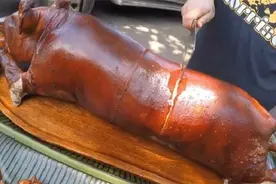 小哥花500元买了一只烤猪，本以为被坑了，切开后发现意外惊喜视频封面