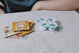 喝咖啡为什么要加咖啡伴侣呢，植脂末和奶油球有区别吗？视频封面