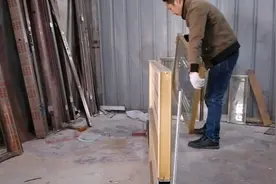 铝合金门门扇咋样拆卸，用这种工具就可以了，很简单