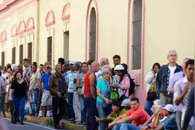 穷的只剩美女，此国530万人逃亡：护照卖2千美元，美女通宵排队视频封面