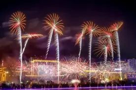 洛阳开元湖人山人海到处都是人，看到烟花的那一刻感觉拥挤也值了视频封面