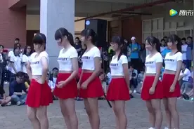 初中女生的一段自编舞蹈，你们找到自己的青春了吗？视频封面