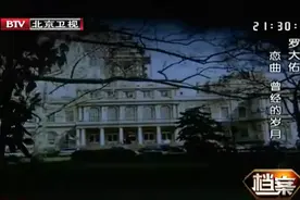 45岁的罗大佑，在美国与女友领证，两人满脸笑容依偎在马路旁视频封面