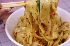 油泼面做法，用烩面片做油泼面口感劲道香辣过瘾，保证好吃