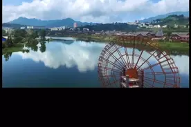 淡黄色的长裙，蓬松的头发，也抵挡不住想出去玩的心！