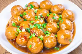 豆腐里面打鸡蛋，做法简单，丸子劲道不松散，一口一个越吃越香