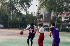 小伙：打篮球居然带女友来，这一天天整的，是给人看的嘛？视频封面