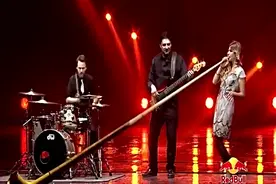 北京环球卫视春晚这才是铁肺！金发美女吹奏超长阿尔卑斯号角与长视频封面