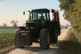 约翰迪尔7710拖拉机带5米宽灭茬耙工作时速超过20公里小时视频封面