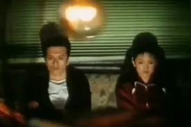 女生问得假装平静 男生回答得敷衍至极