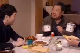 影视：两位老军人通过照片上的杯子，找到了老排长，帮他解决问题