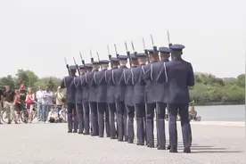 美国空军仪仗队开放表演，礼宾枪玩得真不是一般的溜！视频封面