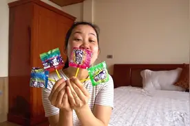小朋友吃棒棒糖 玩大风车玩具视频封面