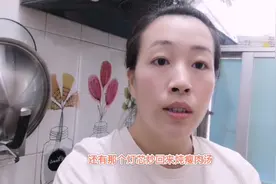 小孩流鼻血，医生建议饮食清淡些，小艾炖了一个清热解毒降火的汤视频封面