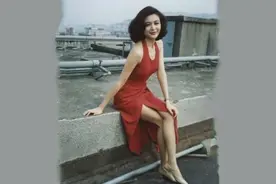 关之琳的爷爷不是关麟征，但也是一位将军，官至军区副司令