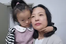 小女儿呕吐不舒服，东山谷子领孩子去仁济医院检查治疗视频封面