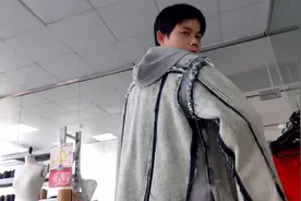 好好的牛仔衣拆掉干嘛？原来是做乞丐装，穿上这衣服能乞讨吗？视频封面