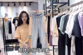 侧边条纹牛仔裤时尚减龄，搭配三款不同风格上衣，那个更洋气呢？视频封面