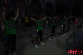 河南开封：美女跳广场舞众人围观，都是潮流歌曲看看跳的怎么样！