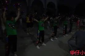 河南开封：美女跳广场舞众人围观，都是潮流歌曲看看跳的怎么样！