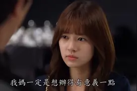 女孩摔倒命令男友不准看，谁知等男友转过去身去，女孩立马逃走