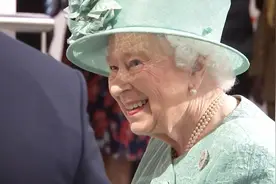 英国女王参观伦敦一超市 对自助结账机好奇：不付钱走人怎么办？视频封面