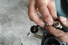 电动车电门锁坏了，自己动动手也可以修好，来看看小哥是什么做的视频封面