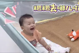 爸爸和小婴儿一起玩躲猫猫，小婴儿能猜中爸爸躲哪里了吗视频封面