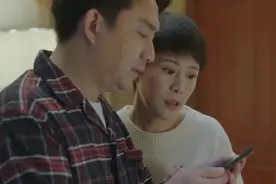 父母怀疑儿子早恋，深夜潜入儿子房间破解手机密码，看他聊天记录视频封面