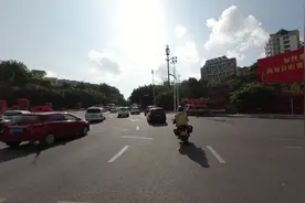 猛鸷摩友在海南三亚禁摩区骑行，被交警喊话摩托车靠右行驶视频封面