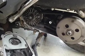 日本铃木uu125踏板摩托车后轮毂异响，拆传动箱盖视频封面