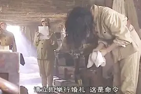 战场上的婚礼，新娘子在战壕中梳头，一发炮弹过来：头发白洗了视频封面