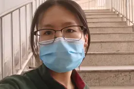 打工妹上班骑电动车摔车膝盖摔肿了，花66元买活络油还感觉心疼