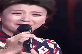 正能量：闫学晶含泪演唱《孝敬爹和妈》，动人歌声听哭现场观众！视频封面