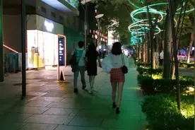 北京这条街晚上美女特别多、可惜酒吧都关门了！视频封面