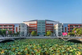 走进上海中医药大学，就像走进了美丽的梦里水乡，这座校园棒棒哒视频封面