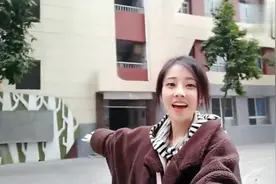 身为万州人的冯提莫回家乡后，还到母校参观游玩