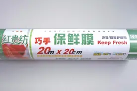 睡前把保鲜膜缠在脚上，真是厉害了，好多人不知道怎么回事，真棒