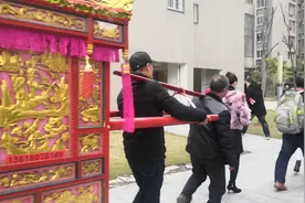 接亲喽  看那个女人多妖艳。视频封面