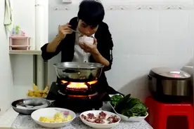 程序员小陈明天入职新公司，今晚自己整个火锅吃，吃香了视频封面
