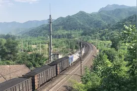 北京实拍大秦铁路210节重载运煤列车视频封面