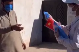 姑娘你教巴铁戴口罩的样子真好看，为你点赞👍！视频封面