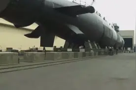 实拍美国新型攻击型核潜艇下水全过程。视频封面