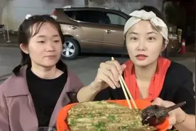 台湾女星到大陆拍戏，被大陆烧烤征服，有人说她助理像王宝强？视频封面