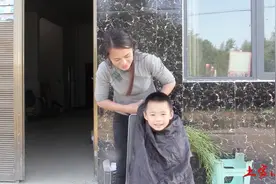 农村妈妈给儿子剃头发，孩子开心极了，在农村就是这样简单幸福视频封面