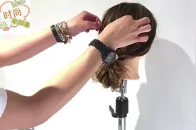 女生穿碎花裙搭配这款扎发发型，散发出素雅气质！视频封面