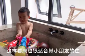 美女带娃在自家酒店浴池游泳，十分钟山泉水就放满了，玩嗨了视频封面