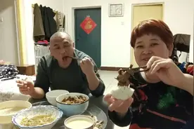 芳芳十块钱买了一只鸭子，放了胡萝卜，香菇，做了一大锅，真香视频封面